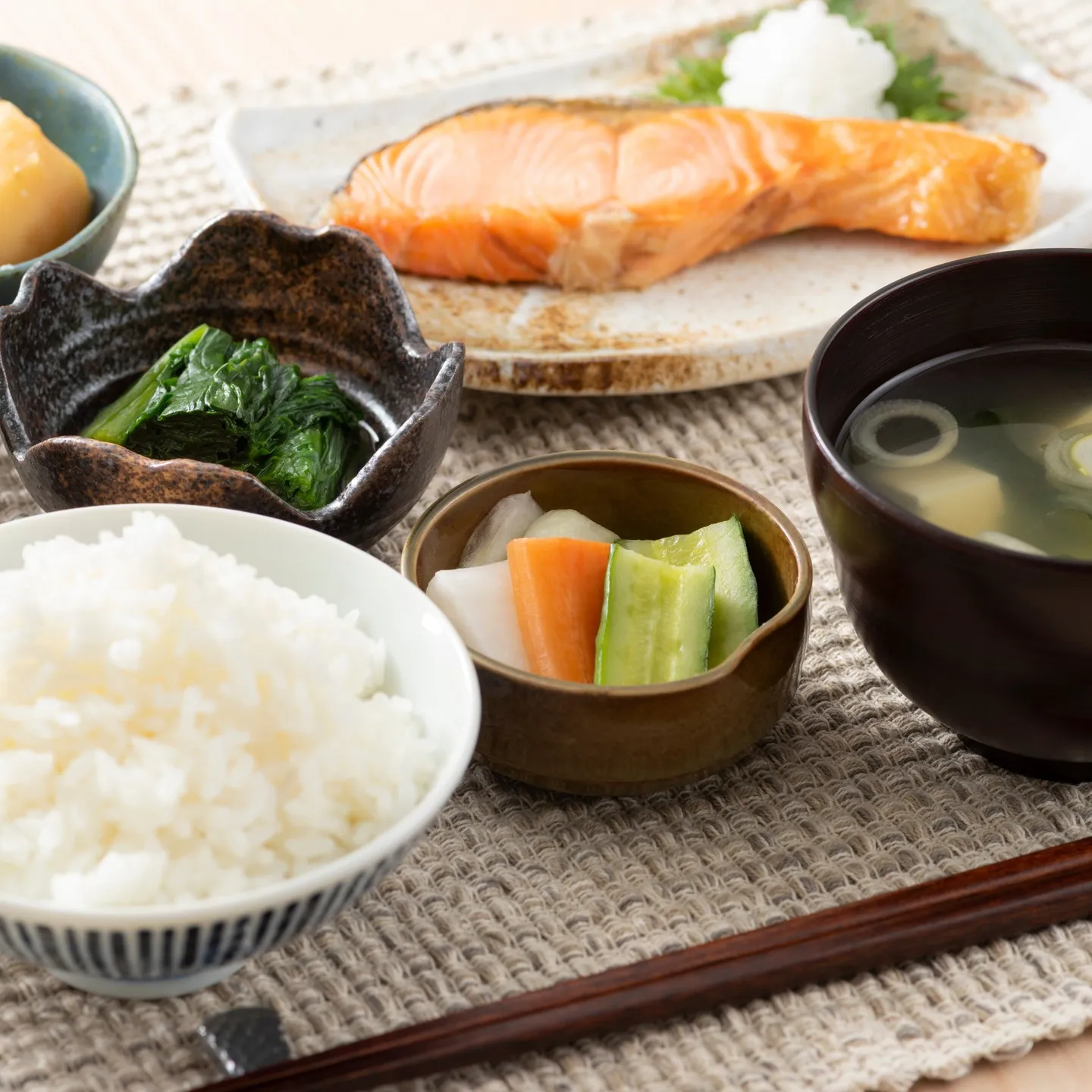 たもぎ茸味噌汁　焼き魚　栄養バランスの良い食事