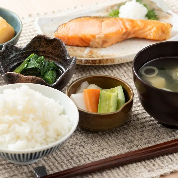 たもぎ茸味噌汁　焼き魚　栄養バランスの良い食事